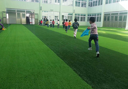 姜堰区兴泰幼儿园室外人造草坪铺设效果图1