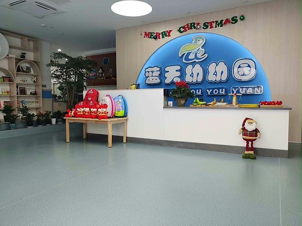 医药高新区蓝天幼儿园博凯PVC复合地板铺设效果图1